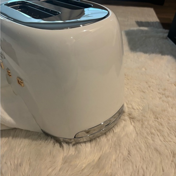 **SOLD**Smeg White Toaster with Gold Accents - Picture 9 of 10